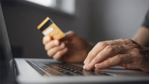 منصة إلكترونية تنهب أموال الجزائريين.. ضحية تروي التفاصيل