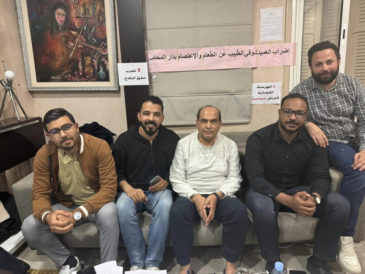 شوقي الطبيب يرفع إضرابه عن الطعام ويواصل الاعتصام