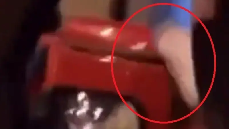 فيديو صادم.. دهس عامل توصيل في الطريق وانهار ضاحكاً