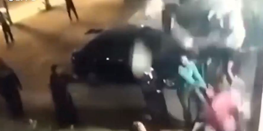 مصر.. لحظات تحبس الأنفاس لسقوط سيدة من الطابق الرابع (فيديو)