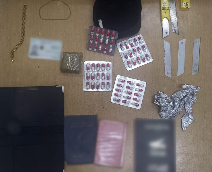 مخدارت وأقراص بحوزة اجنبي