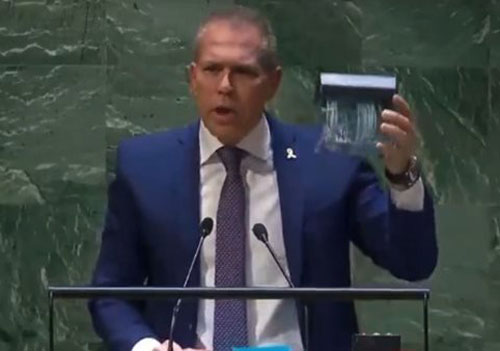 مندوب إسرائيل يمزق ميثاق الأمم المتحدة على الملأ
