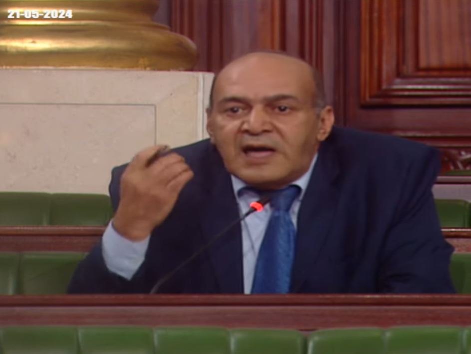 نائب يطالب بإرجاء التصويت على قانون منع المناولة