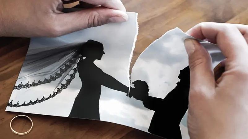 يطلق زوجته ساعات بعد الزفاف بسبب لون عينيها