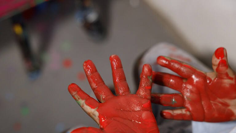 يفوز بلقب أصغر فنان في العالم في عمر السنتين (صور) 