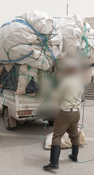 يُخفي بضائع مهربة في أكياس نفايات للتفصي من المراقبة