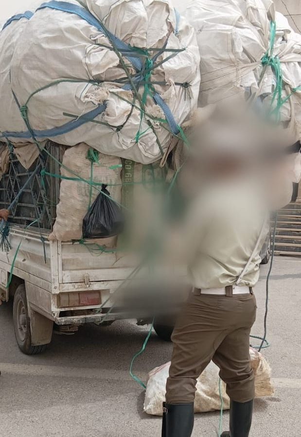 العاصمة/ شاهد اين أخفى بضائع مهربة للتفصي من المراقبة (صور)