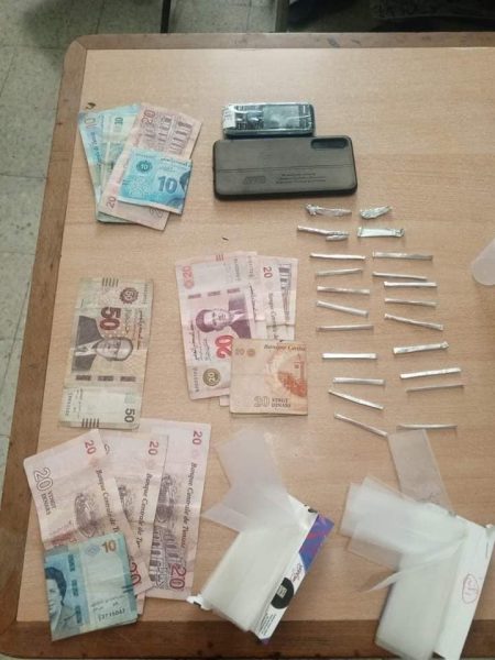 الإحتفاظ بمروج مخدرات