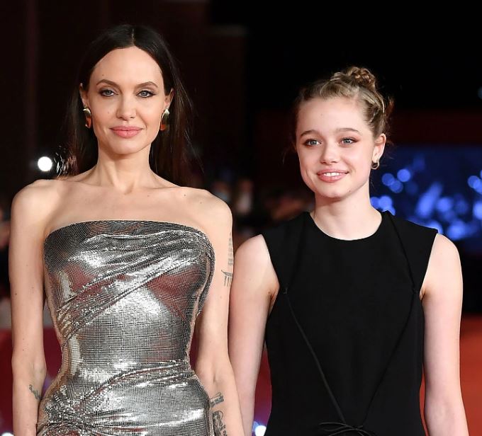 ابنة أنجلينا جولي وبراد بيت تقدم طلبا إلى المحكمة لتغيير لقبها