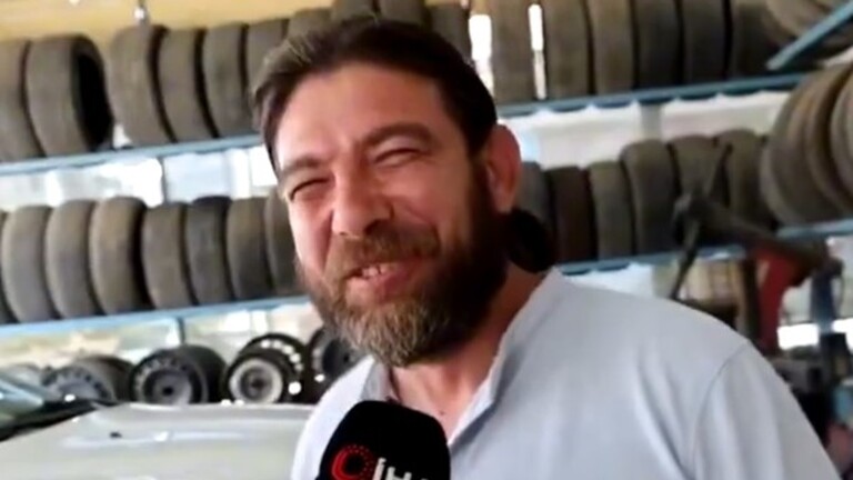 ممنوع من حضور الجنازات.. تركي يضحك باستمرار (فيديو)