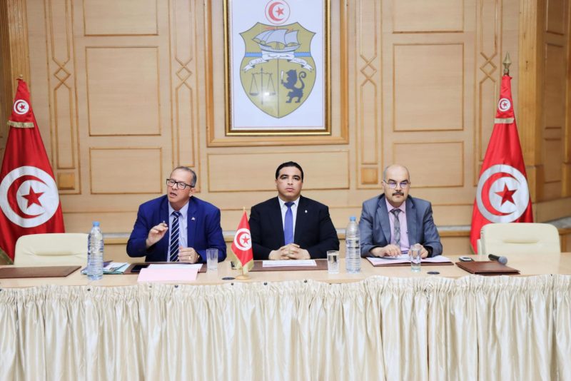 والي بن عروس يدعو لسحب الرخص من اصحاب ماكش في طريقي