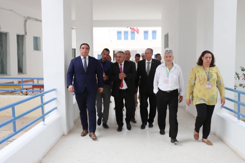 والي بن عروس يرد على انباء اقالته بطريقته الخاصة