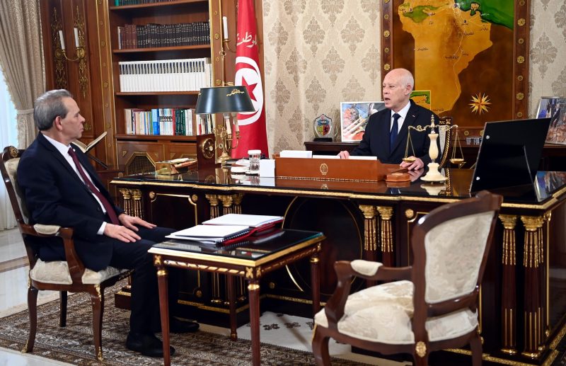 الرئيس.. على المسؤولين الالتزام بواجبي الحياد والتحفظ