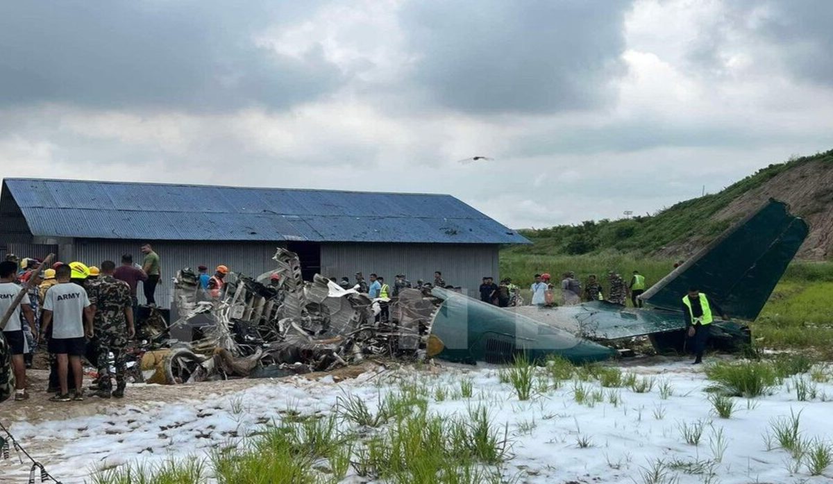 النيبال/ تحطم طائرة مدنية أثناء محاولة الإقلاع (فيديوهات )