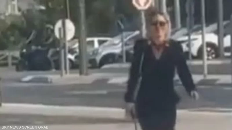 تقتل ابنها وتتجول بالفأس في الشارع