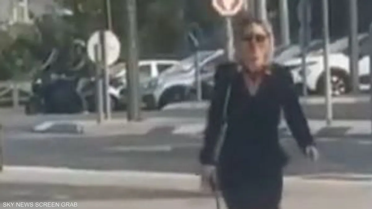 شاهد/ تقتل ابنها وتتجول بالفأس في الشارع