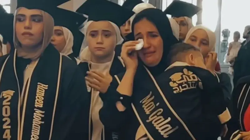 فيديو مؤثر.. رضيع يتسلم شهادة تخرج والدته المتوفاة