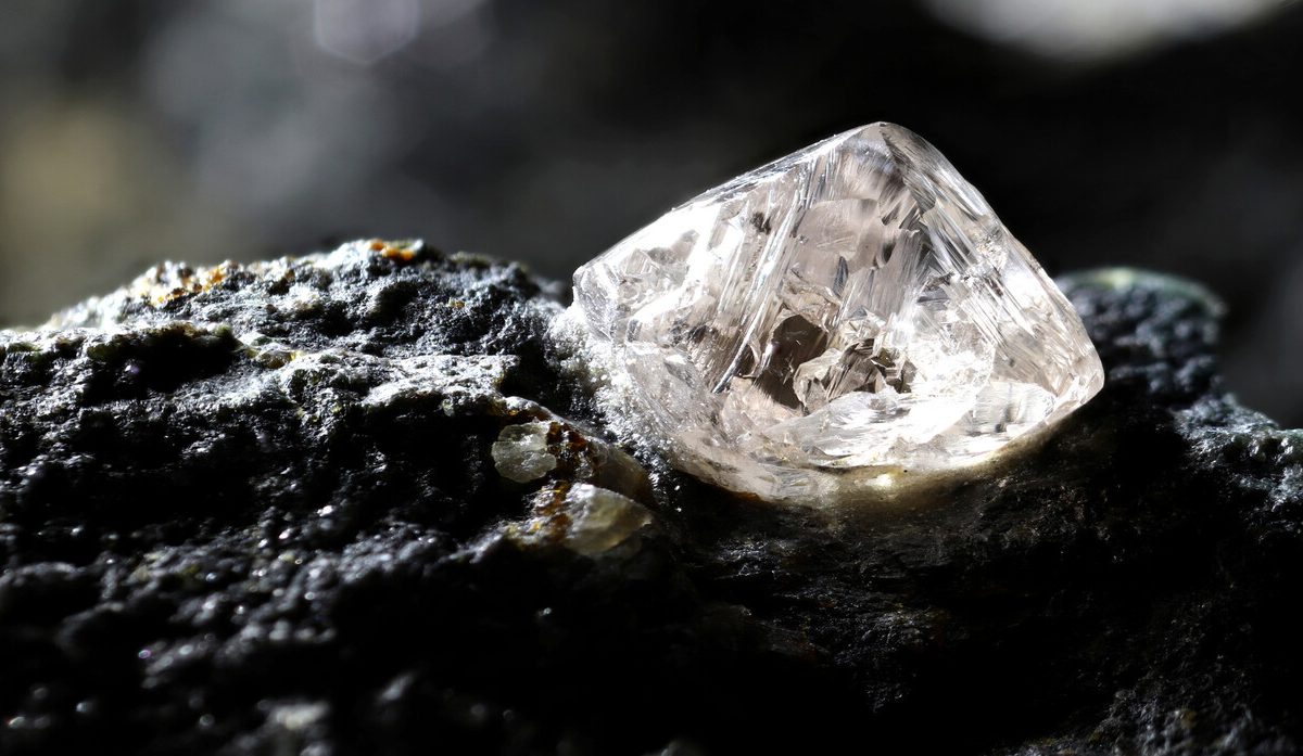 مثقل بالديون/ عامل يعثر على ألماسة ثمينة (صورة)