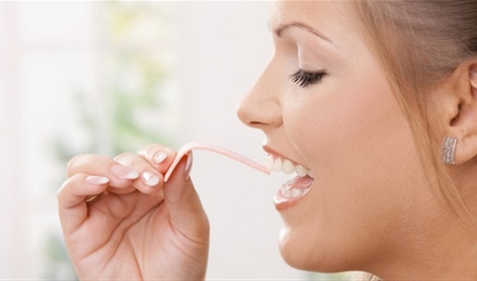 احذروا.. عواقب غريبة لابتلاع العلكة