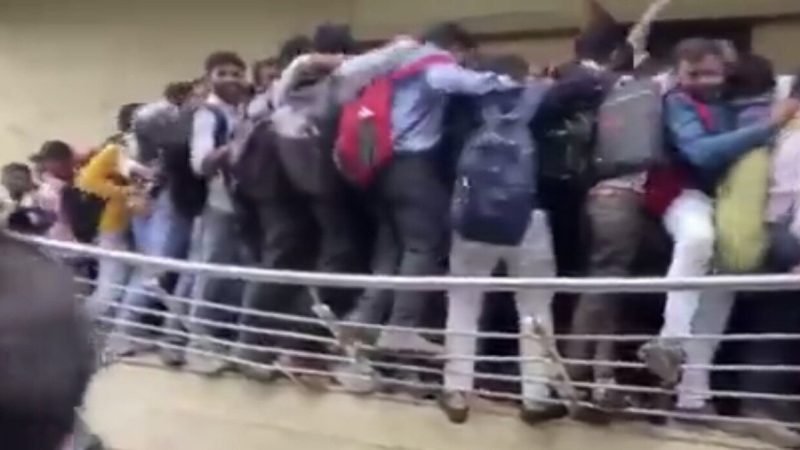 مقابلة عمل في فندق بولاية غوجرات الهندية تنتهي بكارثة (فيديو)