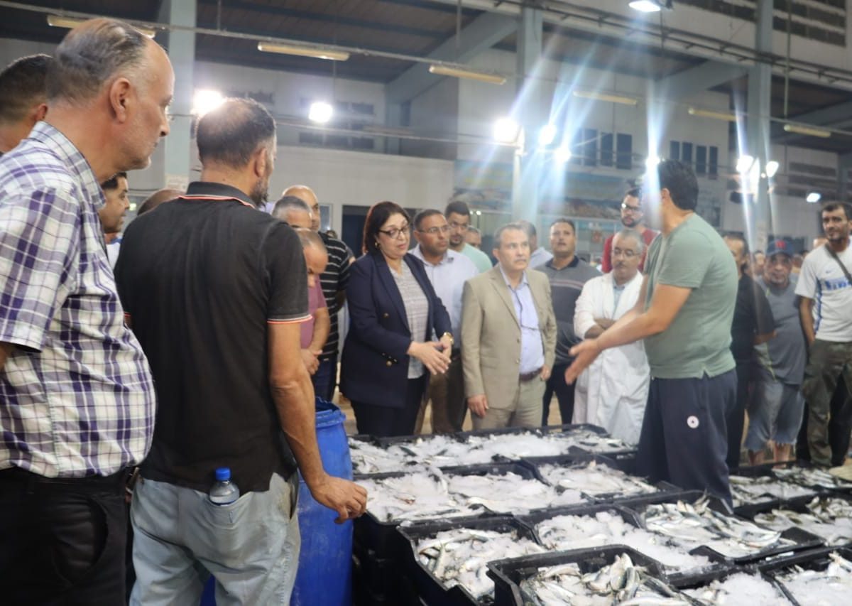 وزيرة التجارة في جناح الأسماك بسوق الجملة