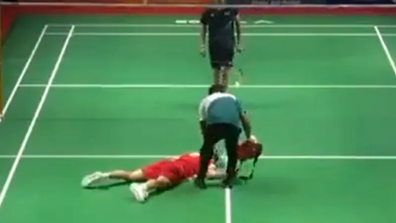 ترنح ثم سقط فجأة.. وفاة لاعب وسط الملعب (فيديو)