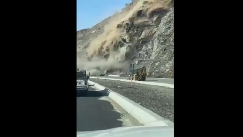 السعودية.. انهيار صخري كبير قبل ثوان من سقوطه على المركبات