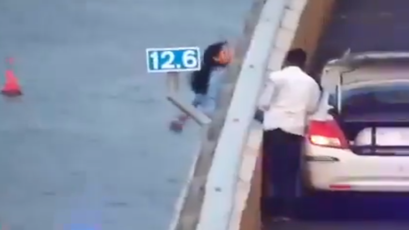 تصرف مفاجئ من سائق تاكسي ينقذ امرأة من موت محقق