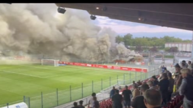 حريق ضخم يتسبب في إلغاء مباراة بفرنسا (فيديو)