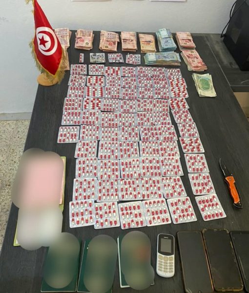 دوز.. حجز بضائع مهربة وأقراص مخدرة