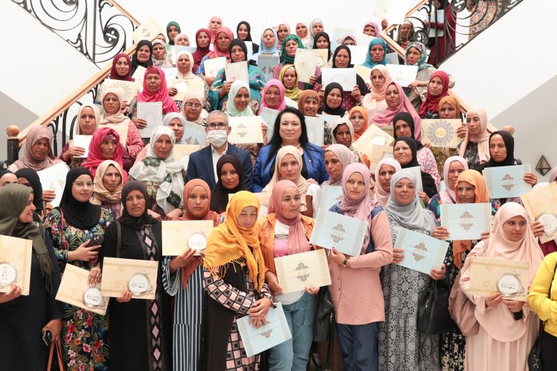 سيدي بوزيد.. تسليم 85 مورد رزق لعاملات فلاحة