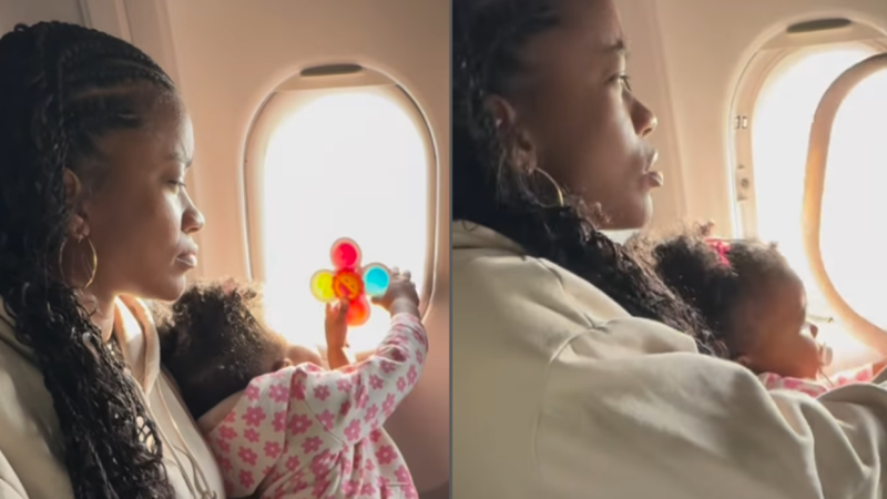 لحظات مرعبة.. طفلة تكسر نافذة طائرة ! (فيديو)