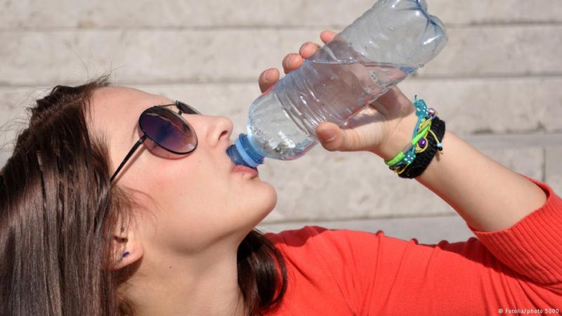 مخاطر صحية عدة للإكثار من شرب الماء