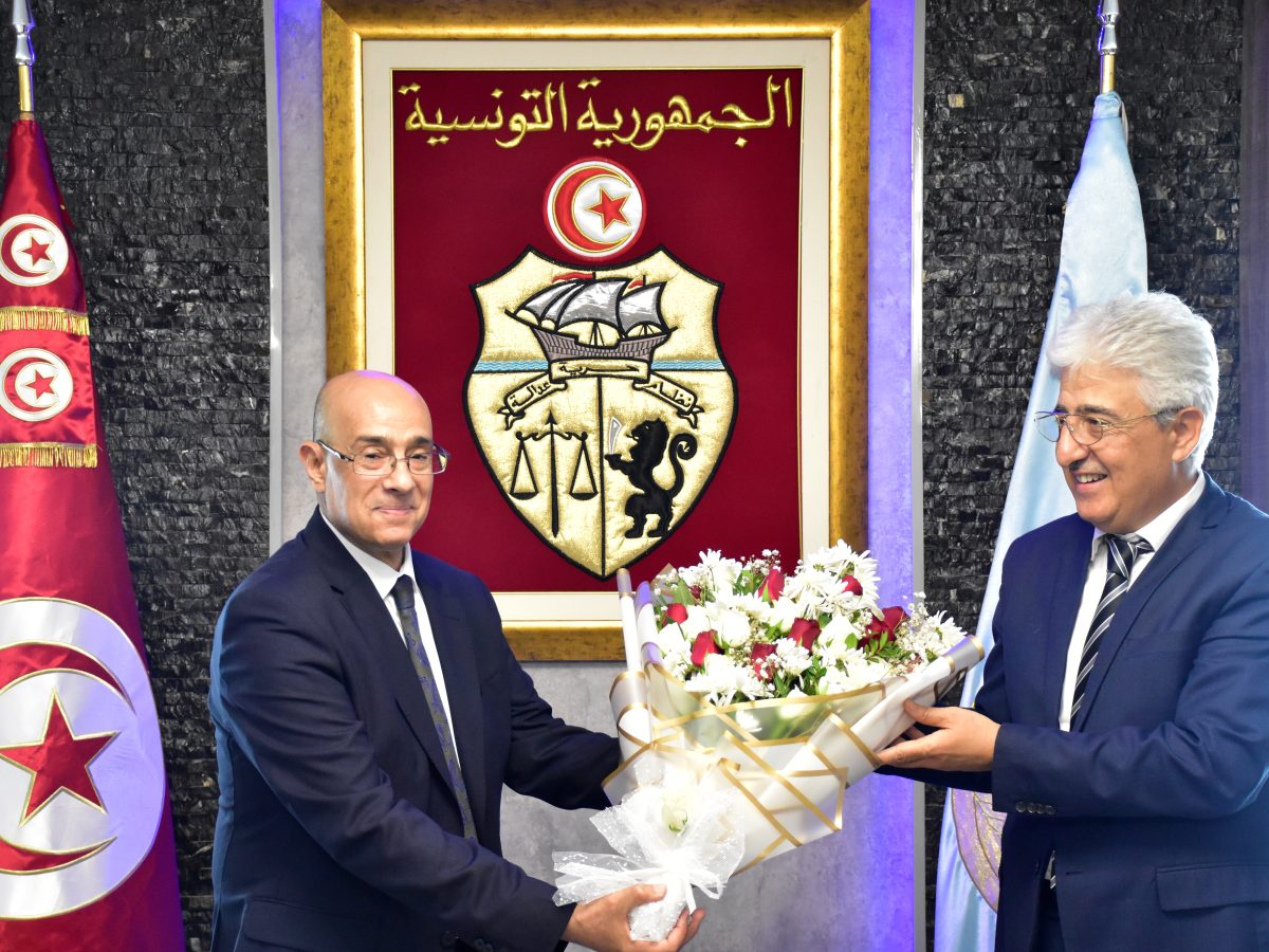 وزير الدفاع يتسلم مهامه وزير الدفاع يتسلم مهامه