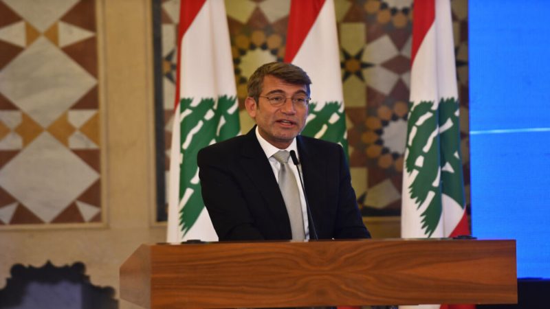 وزير لبناني يستقبل باخرة النفط الجزائرية