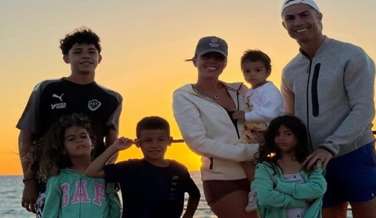 أبناء رونالدو يخطفون الأضواء وهم يتحدثون العربية (فيديو) أبناء رونالدو يخطفون الأضواء وهم يتحدثون العربية (فيديو)