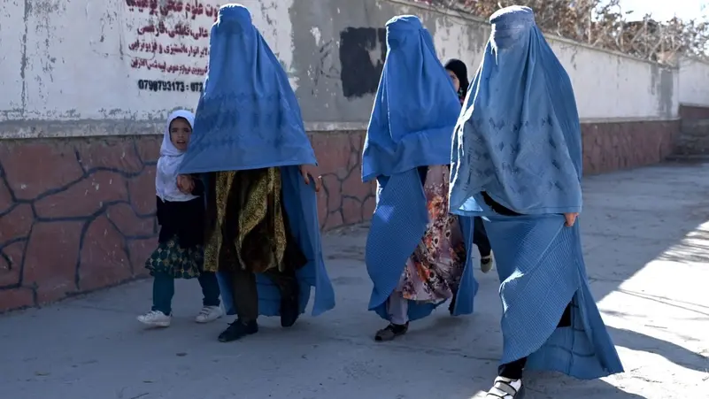 طالبان تمنع النوافذ المطلة على الجيران!