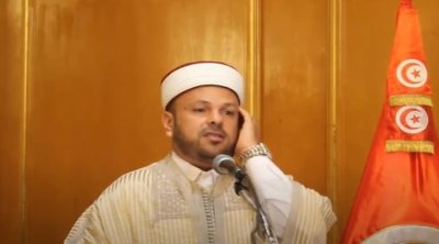 مُنشد تونسي يعتذر بعد تلاوة آية قرآنية بالموسيقى (فيديو )