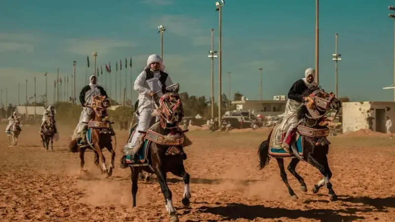 سقوط وزير الداخلية الليبي من حصان يحيله على المستشفى (فيديوهات)