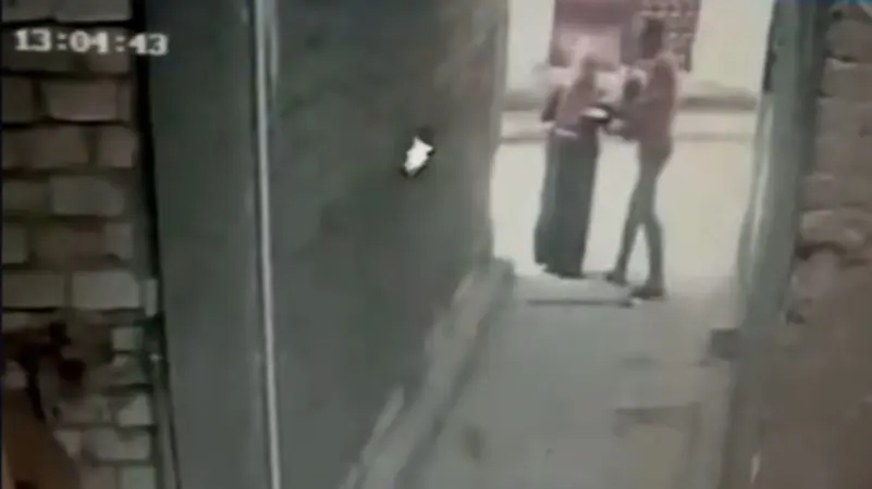 مشهد لا يصدق.. تضرب رضيعاً وتصدمه بالأرض!