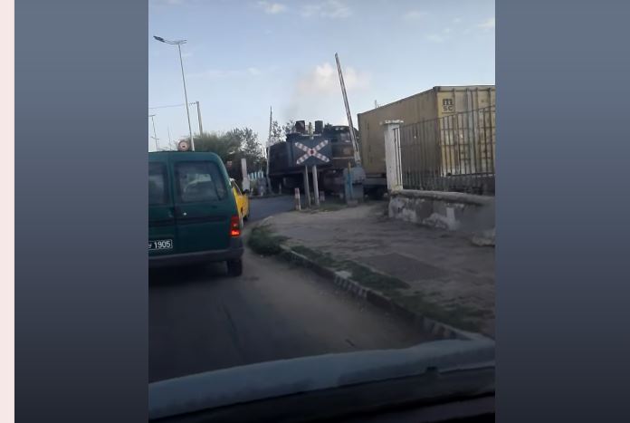 شاهد/ حواجز القطار لا تنزل إلا بعد مروره