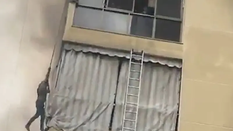 مشهد مرعب.. فر من حريق فسقط من أعلى مبنى