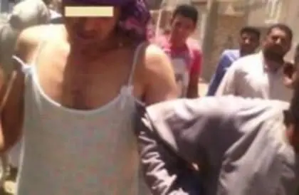 مصر/ رجل يرتدي ملابس نسائية.. السبب!