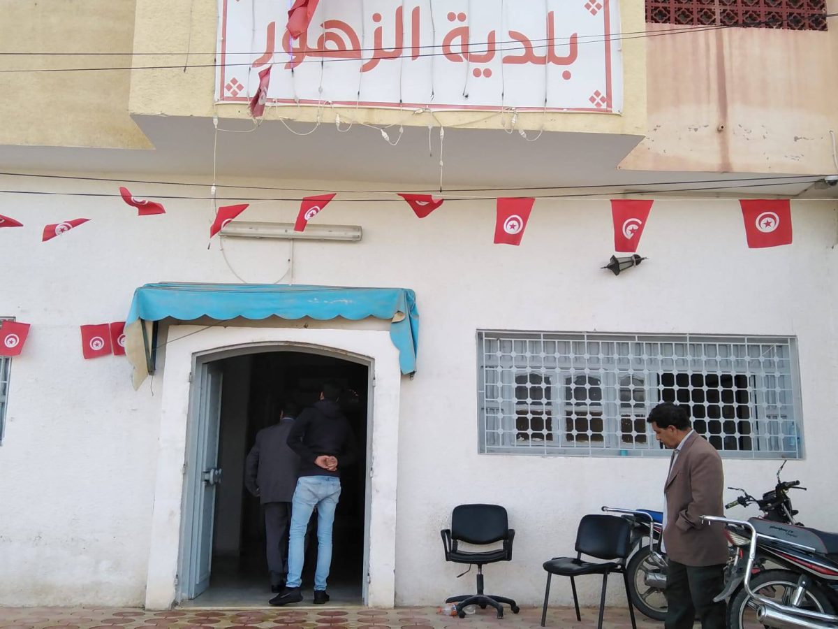 والي القصرين يقيل كاتب عام بلدية الزهور.. السبب