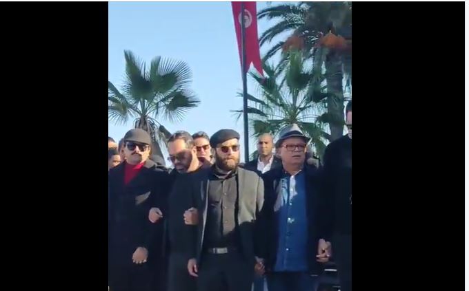 بأعداد كبيرة/ تونسييون يشيعون الهداوي لمثواه الأخير (فيديو)