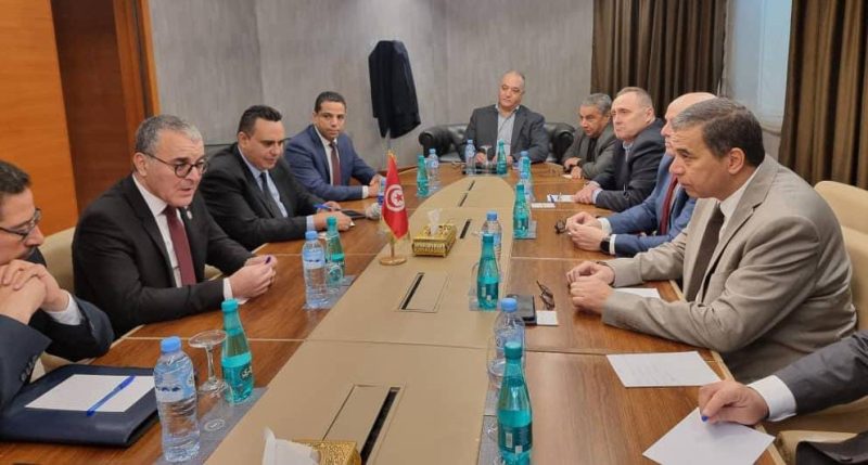 وزير الإقتصاد يجتمع بوزراء ورجال أعمال جزائريين