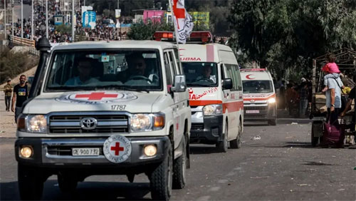 3 إسرائيليات مقابل 90 فلسطينيا.. بدء صفقة تبادل الأسرى
