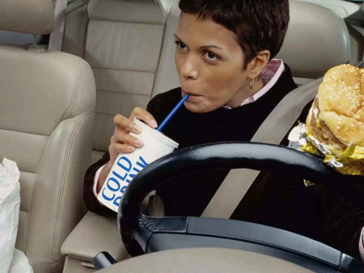 مخاطر صحية لتناول الطعام في السيارة