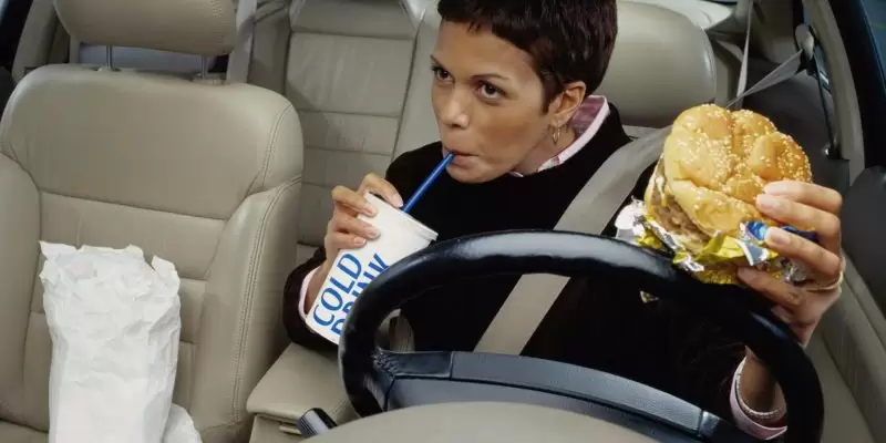 مخاطر صحية لتناول الطعام في السيارة