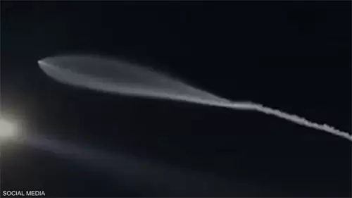 شاهد/ صاروخ “سبيس إكس” يزيّن سماء كاليفورنيا